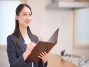 即日スタート☆未経験歓迎！正社員目指せる！運転免許とやる気があればチャレンジOK【大手賃貸不動産の営業スタッフ 　伏見店】物件のご紹介や内見同行☆契約書作成や物件情報の登録など☆時給1850円/月収例30万円/週払いOK/土日含む週4～5日☆20代,30代男女活躍中＜専用フォームの返信＆オンラインで登録OK＞OT-K-amp-eb