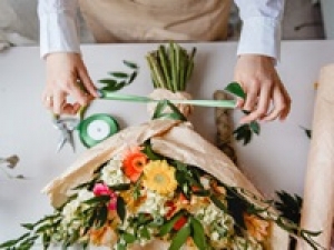 【✿青山フラワーマーケット✿ 卒業・送別シーズン！アレンジメントスタッフ】時給1500円＋交通費＜ 3/26(木)　エキュートエディション新橋店＞ライフスタイル&times;フラワーがコンセプト★パリのマルシェのようなおしゃれなフラワーショップでブーケ制作◇販売/レジなし◇ 週払いOK / スニーカーOK / 扶養内 / 駅チカ / 20代.30代.40代.50代女性スタッフさん活躍中！＜専用フォーム返信＆オンラインで登録OK＞＞tan-O-aofla