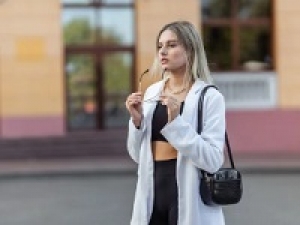 ＼未経験積極採用／ 週2～相談OK【GWのSALE販売応援 　4/9～5/9　南町田グランベリーパーク】シーズン時給1600～1650円＋交◇バッグや革小物の販売＆バックヤード◇カフェやファーストフード店・飲食店での接客、催事販売で短期アルバイト経験など歓迎◇週払いOK / Wワーク / 扶養内 / 制服貸与 / 学生.20代.30代女性スタッフさん活躍中！＜専用フォーム返信＆オンラインで登録OK＞tan-A-GW-micha①-d