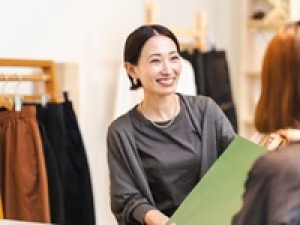 ＜即日～長期＞時給1500円以上(経験有)+交通費全額支給◇フレンチトラッドベースのレディースアパレルブランド【ウイング新橋】ベーシックでカジュアルなデイリーウェアの販売◇週払い可・スタート時は服装貸与＆私服でOK◇20代,30代,40代.50代女性スタッフ活躍中！＜専用フォーム返信＆オンラインで簡単登録＞ AP-T-nomb