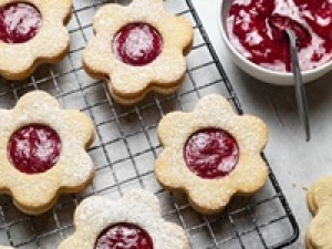 年末の洋菓子販売  12/1～12/31【金・土・日の週3日 / 9:00～18:00】未経験歓迎！花束のような可愛いラングドシャ等、話題の洋菓子店で販売STAFF＜東京グランスタ＞ 時給1500～1600円＋交通費 / 週払いOK / Wワーク / 扶養内 / 何かしらの販売経験があればOK / 期間限定の好条件＆高時給 / テキパキ動く事が好きな方におススメ！学生.20代.30代.40代女性スタッフさん活躍中！＜専用フォーム返信＆オンラインで簡単登録＞tan-F-pl-aud