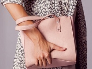 【月8日程度 / 週末のみ】 ■長期■時給1500円(経験有)+交■＜木更津アウトレット＞大人気！NY生まれの有名ブランドで販売◇スタイリッシュで使い心地良いアイテムはオフィスでもプライベートでも活躍♪ ◇ウィメンズ・メンズアパレル＆バッグ・レザー小物＆ジュエリー・アクセサリー＆シューズ＆時計等【車通勤OK・週払いOK・社販なし / 制服貸与・20代,30代男女スタッフ活躍中】＜専用フォーム返信＆オンラインで簡単登録＞AP-T-micha-out