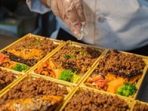 即日OK！長期＜早番専門・8:00～17:00＞経験活かしてフルタイムでお仕事！スーパーのお総菜・お弁当調理・値付け・品出し◇水天宮前駅すぐの好立地スーパーマーケット◇MAX時給1600円＋交通費あり/月収例28万円/週払いOK◇週4～5日・実働8時間でしっかり！◇20代～50代男女活躍・経験者歓迎！＜専用フォーム返信＆オンラインで登録OK＞OT-T-pea-souzai-torunare