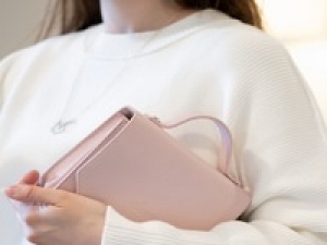 ＼未経験積極採用／ 週2～相談OK【GWのSALE販売応援 　4/9～5/9　あみアウトレット】シーズン時給1600～1650円＋交◇バッグや革小物の販売＆バックヤード◇カフェやファーストフード店・飲食店での接客、催事販売で短期アルバイト経験など歓迎◇週払いOK / Wワーク / 扶養内 / 制服貸与 / 車通勤OK / 学生.20代.30代女性スタッフさん活躍中！＜専用フォーム返信＆オンラインで登録OK＞tan-A-GW-micha①