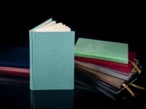 即日～長期・3ヶ月の短期もOK■時給1400～1800円(経験による)・交通費支給■英国ラグジュアリーを代表するレザー雑貨ブランドで販売『バッグ・スモールレザー・ステーショナリー等』アパレル未経験も相談OK！【週払い可・制服貸与・シンプルネイルOK・20代,30代,40代.50代活躍中】＜専用フォーム返信＆オンラインで簡単登録＞AP-T-smyt