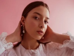 ＜人気の日本橋・東京エリア＞高時給！時給1600円以上(経験有)+交通費 / 月給例25万～◆即日～長期◆未経験OK！アパレル販売のお仕事♪ ◇遊び心もプラスされた可愛らしいデザインが魅力のブランド【駅からすぐ・私服勤務・社販40％OFF・ナチュラルなネイル＆髪色カラー＆ピアスOK・週払いOK・社保有給完備・社員登用実績有り・20代,30代女性スタッフ活躍中】＜専用フォームの返信＆オンラインで簡単登録＞AP-T-S2-d