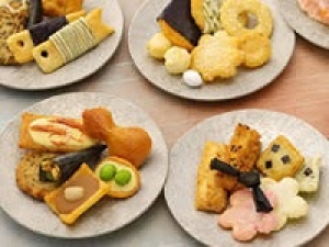即日～長期＜新宿京王＞口の中にふんわり広がるお米の香り☆おかき専門店でおかき・あられなどの和菓子販売◇時給1450～1550円＋交◇パッケージのセンスの良さも魅力的◇20代.30代.40代.50代前半 女性スタッフさん活躍中♪＜週払いOK/社保完備/有給あり＞＜専用フォーム返信＆オンラインで簡単登録＞FD-T-okaki①