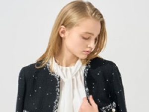 ◆6月～長期◆時給1500円(経験有)+交通費支給＜ANAYI (アナイ)    六本木ミッドタウン＞上質素材とシルエットの美しさで支持されるブランド！レディースアパレル販売◆交通費支給・週払いあり・制服貸与あり・社販も可能・シンプルネイルOK◆20代,30代.40代 女性スタッフ活躍中！＜専用フォームの返信＆オンラインで簡単登録＞ AP-T-ANAY