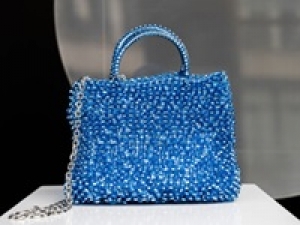 ◆長期◆時給1450円以上(経験有)+交通費支給◆＜新宿伊勢丹＞カラバリ豊富！アイコンアイテムは『ワイヤーバッグ』◇キラキラ輝くシーズンレスなバッグが大人気♪ バッグや小物の販売【制服貸与 / 駅から徒歩5分以内 / アパレル販売経験者歓迎 / 20代,30代,40代女性スタッフ活躍中 / 週払いOK】＜専用フォームの返信＆オンラインで簡単登録＞AP-T-antp-d