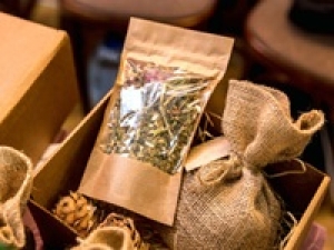 【未経験OK / スタート日相談OK】即日～長期 /～時給1500円＋交通費＜青葉台東急＞世界各地のお茶・紅茶を中心とした専門店◇可愛い缶のパッケージはギフト人気も♪ 20代.30代.40代女性活躍中！お茶/ 紅茶 / ハーブティが好きな方大歓迎♪ 制服貸与 / 週払いOK＜専用フォーム返信＆オンラインで簡単登録＞FD-T-lup①-d