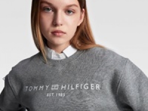 ＜Ladies＞9/1～10/31＜TOMMY HILFIGER (トミーヒルフィガー)　東京大丸＞NYで誕生したライフスタイルブランドの複合店でアパレル販売◇時給1450円＋交通費 /週払いOK / 制服貸与 / 20代.30代男女活躍中！＜専用フォーム返信＆オンラインで簡単登録＞tan-A-tomh-d