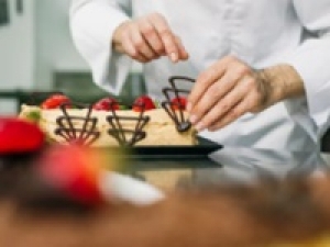 【洋菓子の製造・補助】即日～長期＜渋谷東急フードショー＞ベルギー王室御用達！チョコレート＆スイーツ菓子の人気SHOP◇洋菓子の製造経験がある方歓迎◇時給1450円＋交通費 / 週払いOK ◇20代.30代.40代.50代前半 男女スタッフさん活躍中！＜専用フォーム返信＆オンラインで簡単登録＞FD-T-ed-vita