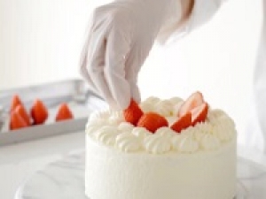 【Xmasケーキ製造補助】＼未経験歓迎／＜12/8～12/24　福浦工場(神奈川)＞期間限定の高時給1600～1700円＋交通費【イチゴへた取り、フルーツカット、飾り付け、ケーキ箱折りなど】 制服貸与 / WワークOK / 扶養内 / 学生.20代.30代.40代.50代男女スタッフさん多数活躍中!＜専用フォーム返信＆オンラインで簡単登録＞tan-F-Xmas-seizou-gat