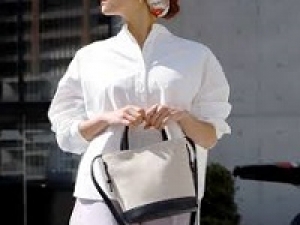 ■6/1～長期■時給1500円(経験有)＋交■＜町田小田急＞大人気！NY生まれの有名ブランドで販売◇スタイリッシュで使い心地良いアイテムはオフィスでもプライベートでも活躍♪ ◇バッグ・レザー小物＆ジュエリー・アクセサリー＆シューズ＆時計など【週払いOK・社販なし / 制服貸与・社保有給完備・20代,30代女性スタッフ活躍中】＜専用フォーム返信＆オンラインで簡単登録＞AP-T-micha-in