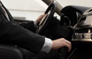 即日～長期＊高級ドイツ車のショールームで車両回送スタッフ＜メルセデス・ベンツ 東住吉支店＞商品車両・お預かり車両の敷地内外移動、お客様宅回送など＊時給1250円/月収例21万円/交通費支給/週払いOK/毎週月曜定休日/30代～60代前半男女活躍中！＜専用フォームの返信＆LINEビデオで簡単登録＞ OT-K-yana