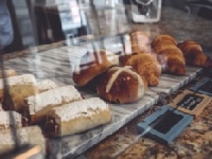 ＜ベーカリー販売＞時給1450～1500円＋交＜川崎＞ベーカリー未経験OK！有名ベーカリーショップで販売STAFF◇リピーターさんも多い人気店♪ スタート日相談OK！販売 / レジ / 品出し / 袋詰め / 一部量り売り(未経験OK)◇20代.30代.40代女性スタッフさん多数活躍中！週払い可 / 社保完備 / 有給あり / 駅チカ勤務＜専用フォーム返信＆オンラインで簡単登録＞FD-T-iroiro-pan