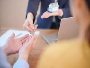 即日スタート☆未経験歓迎！正社員目指せる！運転免許とやる気があればチャレンジOK【大手賃貸不動産の営業スタッフ 南柏店】物件のご紹介や内見同行☆契約書作成や物件情報の登録など☆時給1750円/月収例28万円/週払いOK/土日含む週4～5日☆20代,30代男女活躍中＜専用フォームの返信＆オンラインで登録OK＞OF-T-amp-eb-d