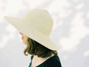 【契約社員】販売経験が未経験OK！語学力を活かしたい方も歓迎！＜HELEN KAMINSKI（ヘレンカミンスキー）GINZA SIX店＞シドニー発のヘッドウェアブランド◇帽子・バックなどのファッションアイテムの販売◇年俸制300万～・福利厚生充実・社員割引あり◇  AP-T-hehek