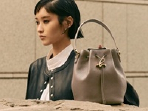 ■長期■時給1500円以上(経験有)+交通費支給■未経験相談OK！＜agn&egrave;s b. / アニエスベー 日本橋三越＞パリ発のシンプルシックな人気ブランド◇レディースアパレル / バッグ・お財布などファッション雑貨販売■嬉しい制服貸与・週払可・20代,30代,40代女性スタッフ活躍中！＜専用フォーム返信＆オンラインで簡単登録＞AP-T-agn-FV