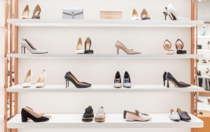 ＼ Wワークや扶養内歓迎！月10日程度でOK！／時給1600円以上(経験有)・交通費全額支給◆レディース＆メンズ シューズ販売スタッフ◆マドラス/LANVIN COLLECTION 銀座路面店◆履き心地と機能性に優れたシューズブランド◆週払いOK・私服勤務・社保有給完備◆20代～40代男女活躍中！＜専用フォームの返信＆オンラインで簡単登録＞ AP-T-mado