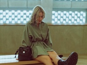 ■5/1～長期■時給1500円(経験有)+交■＜ふかや花園アウトレット＞大人気！NY生まれの有名ブランドで販売◇スタイリッシュで使い心地良いアイテムはオフィスでもプライベートでも活躍◇ウィメンズ・メンズアパレル＆バッグ・レザー小物＆ジュエリー・アクセサリー＆シューズ＆時計等【週払いOK・社販なし / 制服貸与・社保有給完備・20代,30代女性スタッフ活躍中】＜専用フォーム返信＆オンラインで簡単登録＞AP-T-micha-out