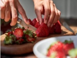 【Xmasケーキ製造補助】＼未経験歓迎／＜12/15～12/24　福浦工場(神奈川)＞期間限定の高時給1600～1700円＋交通費【イチゴへた取り、フルーツカット、飾り付け、ケーキ箱折りなど】 制服貸与 / WワークOK / 扶養内 / 学生.20代.30代.40代.50代男女スタッフさん多数活躍中!＜専用フォーム返信＆オンラインで簡単登録＞tan-F-Xmas-seizou-gat