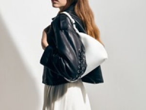 ■12/1~長期■時給1500円(経験有)+交■<浜松遠鉄>大人気!NY生まれの有名ブランドで販売◇スタイリッシュで使い心地良いアイテムはオフィスでもプライベートでも活躍◇バッグ・レザー小物&ジュエリー・アクセサリー&シューズ&時計など【週払いOK・社販なし / 制服貸与・社保有給完備・20代,30代女性スタッフ活躍中】<専用フォーム返信&オンラインで簡単登録>AP-T-micha-in