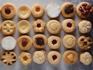 洋菓子未経験OK！即日～長期　マネキン日給11,500円＋交通費＜新宿京王＞銀座発の老舗洋菓子店◇サックリ&times;ザラメのリーフ型パイはロングセラー！洋菓子販売◇洋菓子販売デビュー歓迎◇包装未経験OK◇2回目以降繁忙期手当あり◇制服貸与あり◇20代.30代.40代.50代 男女スタッフさん活躍中！＜専用フォーム返信＆オンラインで登録OK＞FD-T-ues①