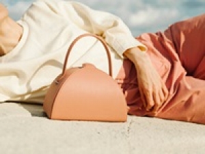 毎年人気案件！早めのエントリーおススメ！【SUMMER SALE販売応援】繁忙期特別時給1750～1800円＋交◇未経験OK＜7/中旬～9/中旬　小矢部アウトレット＞ 日本でも大人気のNYブランドで販売補助＆バックヤード◇ 親子で共有したりと幅広い年齢層で愛用され続ている有名ブランド◇学生さん.20代.30代.40代スタッフさん活躍中！週払いOK・車通勤相談OK＜専用フォームの返信＆オンラインで簡単登録＞tan-A-sale-ch-d