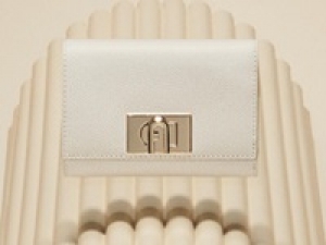 ■長期■時給1400～1500円(経験有)・交通費支給■＜FURLA / フルラ　大丸神戸店＞イタリア発・革新的な進化を続ける老舗バッグブランド【週払い可・社販なし / 制服貸与・シンプルネイルOK・20代,30代,40代女性スタッフ活躍中・スタート日相談OK】＜専用フォーム返信＆LINEビデオで簡単登録＞AP-K-fur