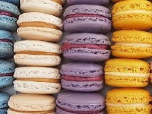 【週3～5日】未経験歓迎！2/末までは繁忙期時給1800円 / 以降時給1550～1650円 ＜即日～長期　新宿伊勢丹＞遊び心たっぷりのアートセンスが光る、フランスのパティシエが作るマカロンやプチタルトなど洋菓子販売◇カラフルなマカロンはギフトにもピッタリ◇交通費支給 / 週払いOK / 20代.30代.40代.50代女性活躍中！＜専用フォーム返信＆オンラインで簡単登録＞FD-T-jw-sev①