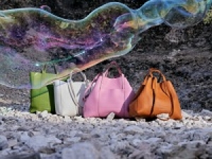 ■契約社員・フロアスタッフ募集■＜GIANNI CHIARINI / ジャンニ キアリーニ　新宿伊勢丹＞イタリア・フィレンツェ生まれ☆柔らかい革・カラーが抜群にキレイ！◇レザーバッグ＆レザー製小物【年俸280万円以上 / 通勤手当ほか各種手当・保険・休暇完備 / 6ヶ月間私服OK・以降制服貸与あり / 駅から徒歩5分以内 / 20代,30代女性活躍中】◇スタート日相談出来ます◇ AP-T-gianni