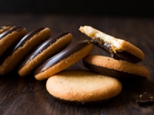 年末年始の洋菓子販売　12/16～1/11【火・土含む週5日 / 7:00～16:00】未経験歓迎！未新食感！バターとショコラの組み合わせを追求したスイーツ専門店で洋菓子販売＜東京グランスタ＞時給1500～1600円＋交通費 / 週払いOK / Wワーク / 扶養内 / 何かしらの販売経験があればOK / 期間限定の好条件＆高時給 / テキパキ動く事が好きな方におススメ！学生.20代.30代.40代女性スタッフさん活躍中！＜専用フォーム返信＆オンラインで簡単登録＞tan-F-pl-parisb