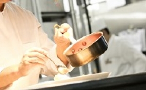 ◆即日～長期◆経験を活かして有名ホテルで調理の仕事◆ホテル内レストランで提供する洋食全般の調理補助＜東京ベイエリアのテーマパークオフィシャルホテル＞時給1600円/月収例28万円/交通費支給あり/週払いあり/5名の募集！20代～40代男女活躍中！＜専用フォーム返信＆オンラインで登録OK＞　OT-T-oku-cyori