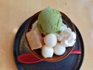 【ホール＆キッチン兼任スタッフ】時給1500円＋交通費＜京・茶房 鶴／玉川高島屋＞未経験歓迎◇京都発の老舗店「鶴屋吉信」が手掛ける甘味処◇人気の「あんみつ」や、季節の生菓子や和パフェが人気◇20代.30代.40代.50代女性活躍中！社保完備/週払いOK＜専用フォーム返信＆オンラインで簡単登録＞FD-T-tsuru①