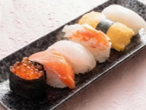 【すし将 / 年末お寿司販売】書類選考のみ / 未経験歓迎＜12/31  単日　聖蹟桜ヶ丘京王＞マネキン/日給12,000円(時給換算1,714円)＋交通費◇7時間以上勤務した場合は残業手当あり(25％割増 /時給2142円)★1日でしっかり稼げる！大人気のパック入りお寿司の催事店舗で販売◇学生/20代.30代.40代.50代 女性スタッフさん活躍中！＜専用フォームの返信＆オンラインで登録OK＞tan-F-syo①