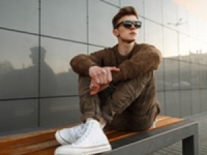 ＊即日～長期＊時給1600円以上(経験有)+交通費【テラスモール湘南】ライフスタイル全般に高感度を提案するメンズブランド＊ビジネスからデイリーウェアまで幅広く展開＊アパレル販売未経験歓迎！物販経験があればOKです♪＊週払いOK・社保有給完備＊20代,30代,40代男性スタッフ活躍中！＜専用フォーム返信＆オンラインで簡単登録＞AP-T-edi